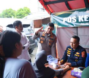 Polres Karawang Intensifkan Patroli dan Pelayanan Kesehatan di Lokasi Banjir Karangligar