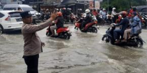 Polisi Sigap Atur Lalu Lintas Saat Banjir, Warga Klari Tetap Aman Melintas