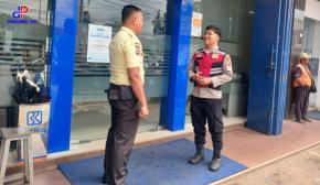 Brigpol Jerico Personel Polsek Lemahabang Sosialisasikan Layanan Call Center 110 Di Obyek Vital