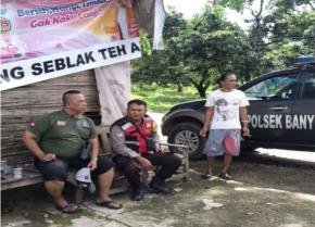 Anggota Polsek Banyusari Menghimbau Warga Untuk Waspada C3 Saat Ramadhan