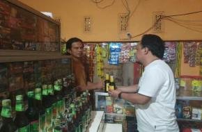 Upaya Kring Serse Polsek Banyusari Datangi Toko Jamu Temukan Miras 2 Botol Kecil di wilayah