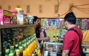 Upaya Kring Serse Polsek Banyusari Datangi Toko Jamu Temukan Miras 2 Botol Kecil di Wilayah Binaan
