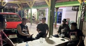 Upaya Anggota Personel Polsek Lemahabang Imbau Warga Desa Lemahmukti Untuk Tetap Pertahankan Kamtibmas Jelang Pilkades