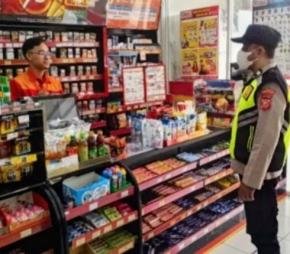 Bhabinkamtibmas Berikan Arahan Terkait Premanisme Kepada Karyawan Pertokoan Alfamart