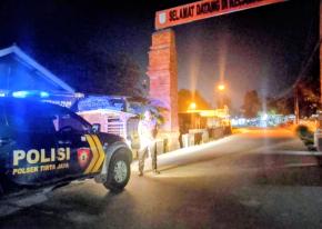Anggota Polsek Tirtajaya Ciptakan Keamanan di Perbatasan Tirtajaya dengan Jayakerta melalui kegiatan Patroli Prekat