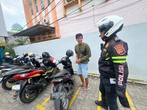 Polantas Menyapa, Gaungkan Sosialisasi Kamseltibcarlantas Kepada Warga Karawang