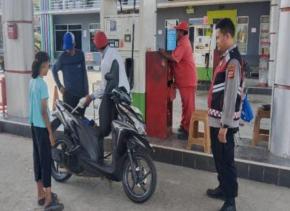 Bripka Satim Getol Kunjungi SPBU, Anggota Prekat Polsek Banyusari Berikan Rasa Aman