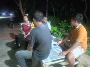 Anggota Polsek Batujaya Sambangi Masyarakat Desa Telukbango pada malam hari untuk menyampaikan Arahan dan Himbauan Kamtibmas