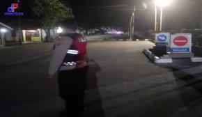 Aipda Dian Susanto Personel Polsek Lemahabang Laksanakan Patroli Prekat Malam Di Obyek Vital