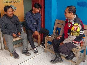 Sambang Kantor FIF Loji Personil Polsek Tegalwaru Edukasi Humanis Warga Waspada