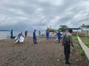 Kapal Polisi XXI-2014 Ditpolairud Polda NTB Rutin Laksanakan Bersih Pantai di Dusun Sigi Dompu