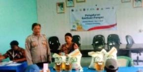 Personil Polsek Telukjambe Barat Monitoring Kegiatan Penyaluran Bantuan Pangan Warga Desa Mekarmulya