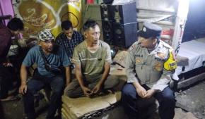 Polisi Polsek Batujaya Ajak Masyarakat Desa Batujaya Ciptakan Keamanan pada Malam Hari