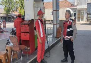 Kunjungi SPBU, Prekat Polsek Banyusari Berikan Rasa Aman