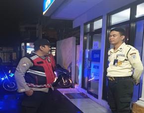 Kunjungi BRI Gempol Patroli Prekat Polsek Banyusari Aipda Abdul Rahman di Malam Hari
