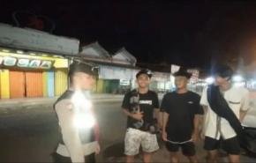 Anggota Polsek Banyusari Melaksanakan Membangunkan Warga Untuk Sahur