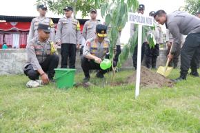 Kapolda NTB Salurkan Bansos dan Tanam Pohon Saat Kunker ke Polres Lombok Utara