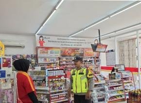 Beri Wawasan Antisipasi Kejahatan ke Warga Jadi Atensi Personil Polsek Tegalwaru Pada Patroli Siang