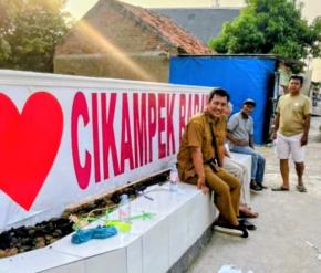 Peduli Lingkungan, Nurkenda Bangun Jembatan dan Taman untuk Warga Cikampek Barat