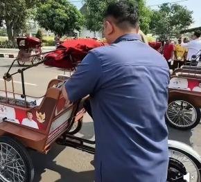 220 Pengayuh Becak Lansia Karawang Bersiap Beralih ke Becak Listrik 