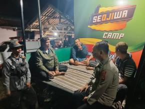 Bhabinkamtibmas Polsek Tegalwaru Ajak Warga Cintalaksana Tingkatkan Waspada Saat Sambang di Poskamling