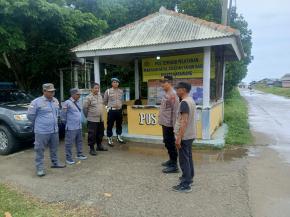 Personil Polsek Tempuran Melaksanakan Ops Lilin Lodaya 2025 di Objek Wisata Pantai Ciparagejaya.