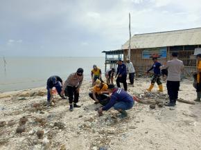 Cipatakan Lingkungan bersih dan nyaman, Kapolsek Pimpin Giat Green Police dibibir pantai Ciparagejaya Kec. Tempuran