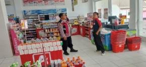 Kanit Sabhara Polsek Batujaya laksanakan Patroli Prekat serta Ciptakan Keamanan di Minimarket