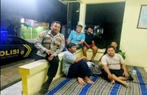Personil Polsek Purwasari Polres Karawang Sambangi Poskamling Ajak Masyarakat Jaga Lembur