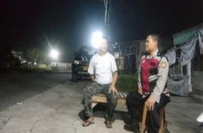 Anggota Polisi Polsek Banyusari Melaksanakan Sosialisasikan Bahaya Judi Online Kepada Masyarakat