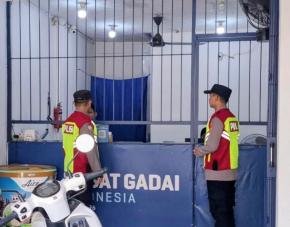 Pastikan Pusat Gadai dan Pertokoan Loji Aman, Dia Personil Polsek Tegalwaru Patroli Siang