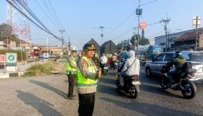 Kapolsek Klari Bersama Anggota Melaksanakan Patroli Sapa Pagi Gatur Lalin di Sepanjang Jalan Raya Klari-Kosambi