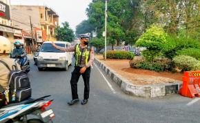 Antisipasi Kemacetan Kendaraan pada Pagi Hari, Satlantas Polresta Karawang Rutin Laksanakan Pengaturan Lalu Lintas