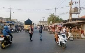 Sapa Pagi Warga, Kapolsek Rengasdengklok Pimpin Gatur Lalin Pagi Di Dua Titik Rawan Kemacetan