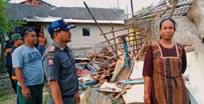 Diterjang Hujan Deras dan Angin Kencang, Rumah Warga Jatisari Ambruk, Lima Penghuni Selamat