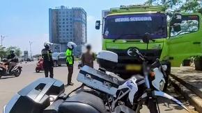 Satlantas Polres Karawang Ajak Sopir Truk untuk Tidak Parkir di Badan Jalan