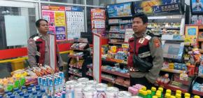 Kanit Sabhara Polsek Batujaya bersama Anggotanya melaksanakan Patroli Prekat serta Cegah Pencurian dan Pembobolan di Minimarket