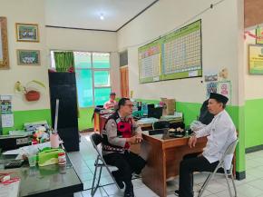 Personil Polsek Tegalwaru Giat Patroli Siang Sambang Kantor KUA Edukasi Dialogis Cegah Kejahatan
