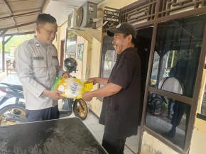 Upaya Personil Polsek Tempuran Kembali Lakukan Giat Gerakan Pangan Murah SPHP, Rutin dilaksanakan Di mako Polsek Tempuran.
