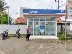 Bripka Sholihin Anggota Polsek Batujaya melaksanakan Patroli Prekat dan Kontrol Keamanan Bank BRI Unit Batujaya