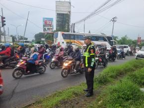 Satlantas Polres Karawang Gelar Pengaturan Arus Lalu Lintas Guna Kurangi Kepadatan Jalan Raya