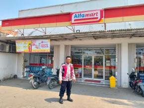 Upaya Anggota Polsek Batujaya laksanakan Patroli Prekat serta Ciptakan Keamanan di Minimarket
