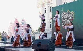 Kapolres dan Ketua Bhayangkari Lombok Utara Angkat Martabat Tenun Lokal di Fashion Street 2025