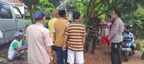 Wujudkan Kamtibmas Kondusif Bhabinkamtibmas Bersama Babinsa Desa Jomin Barat Kunjungi Warga