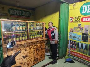 Personil Polsek Tempuran Sambangi Toko Jamu Sampaikan Himbauan Kamtibmas perihal hal pemicu gukamtibmas.
