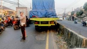 Truk Naik Trotoar, Personel Lantas Polsek Klari Sigap Lakukan Pengaturan Jalan