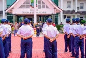 Sebanyak 50 Siswa SMP dari Berbagai Sekolah di Karawang, Jawa Barat Diberangkatkan Menuju Barak Menlatpur Kostrad Karawang