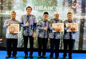 Pemkab Indramayu Berikan Penghargaan atas Kebersihan Lingkungan dan Kinerja Pemerintahan TA 2025