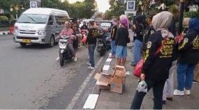 Berbagi Berkah Ramadan, BPMPI Purwakarta Tebar Takjil untuk Warga