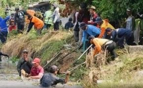 Demi Sawah Tetap Terairi, Warga dan Dunia Usaha Bersihkan Saluran Irigasi Pebayuran